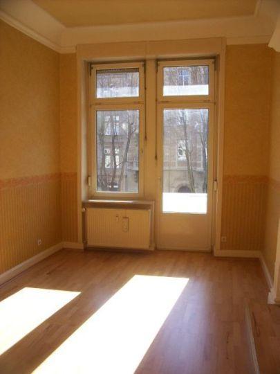 Wohnzimmer mit Balkon